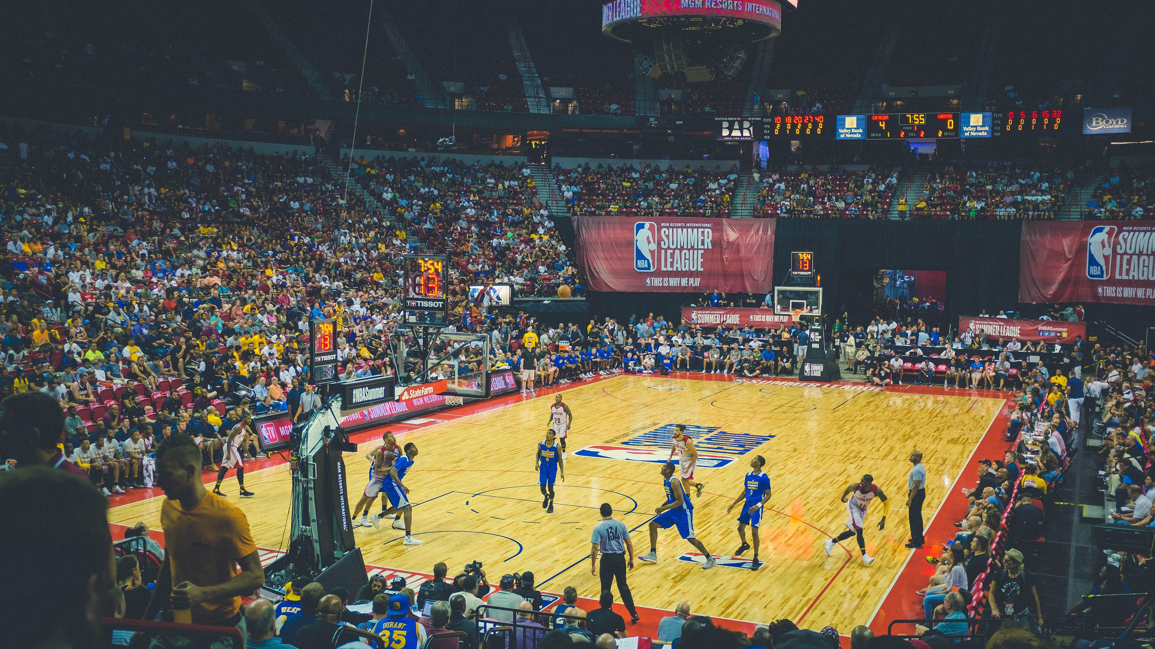 霍勒迪关键三分锁定胜局，灰熊力克黄蜂强势晋级