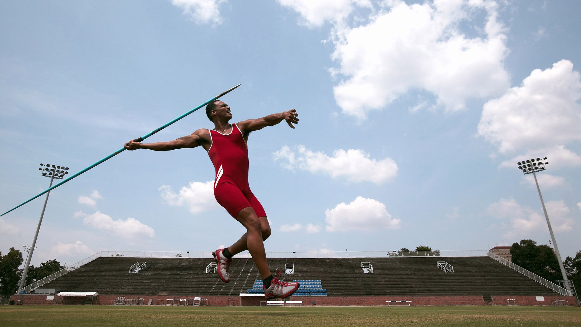 F1街道赛之夜，奥利维耶在霓虹与轰鸣中刷新人类极限